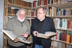 Hans-Jürgen Weßlin (lks.) und Norbert Kahl gehören zum ehrenamtlichen Trio, das durch die Werke der heimatkundlichen Bibliothek führt.