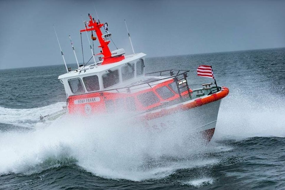 Die Freiwilligen-Besatzung des Seenotrettungsbootes „Romy Frank“ der Deutschen Gesellschaft zur Rettung Schiffbrüchiger (DGzRS) brachte den verunglückten Kitesurfer sicher an Land.
