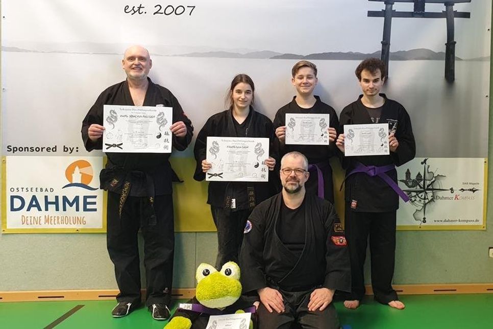 Unter der Leitung von Olaf Laur absolvierten die Teilnehmer erfolgreich eine Kyu- und Dan-Prüfung im Teikojutsu.