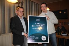Lars Gallowsky (re.) wurde mit dem DFB-Ehrenamtspreis 2018 ausgezeichnet. Die Ehrung nahm Frank Bornhöft vom Schleswig-Holsteinischen Fußballverband vor.