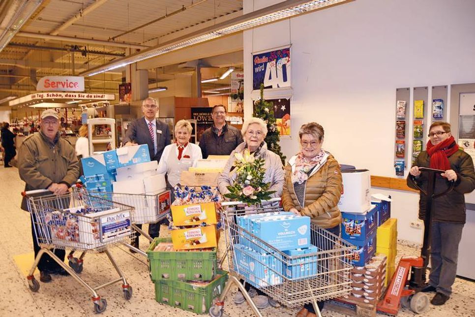Die Tafel in Bad Schwartau versorgt Bedürftige aus Ratekau, Stockelsdorf und Bad Schwartau. Über eine umfangreiche Doppelspende freuten sich jetzt Betty Kloss (r.) und Wolfgang Dunker (l.). Die Spenden übergaben (v.l.) für „famila“ Peter Bünning und Beate Buhs sowie für die Hausgemeinschaft Wolfgang Mallwitz, Brunhilde Hilscher und Angelika Mallwitz.