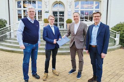 Jörg Hansen (von links) und Georg Willenborg übergeben die erste Bewerbung an Christian von Oven, Geschäftsführer vom Golf-Resort Strandgrün. Tourismuschef Joachim Nitz (rechts) unterstützt das Projekt.