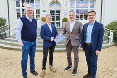 Jörg Hansen (von links) und Georg Willenborg übergeben die erste Bewerbung an Christian von Oven, Geschäftsführer vom Golf-Resort Strandgrün. Tourismuschef Joachim Nitz (rechts) unterstützt das Projekt.