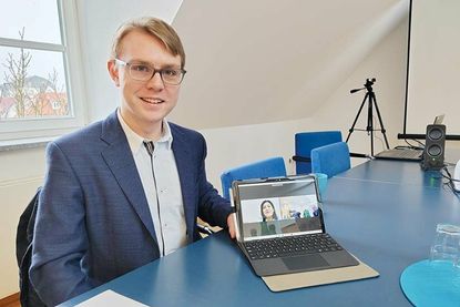 Georg Willenborg betreut das Projekt, spricht spanisch und übersetzt die Fragen der Journalisten an Susana Serrano, die aus Mexiko per Videoschalte zugeschaltet ist.