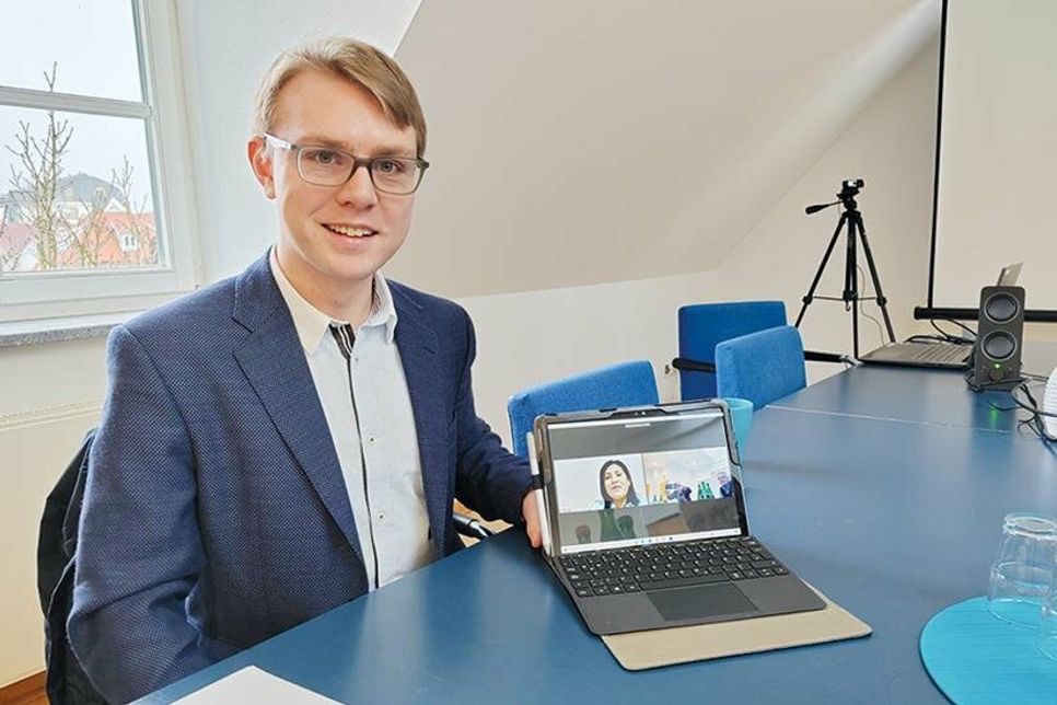 Georg Willenborg betreut das Projekt, spricht spanisch und übersetzt die Fragen der Journalisten an Susana Serrano, die aus Mexiko per Videoschalte zugeschaltet ist.