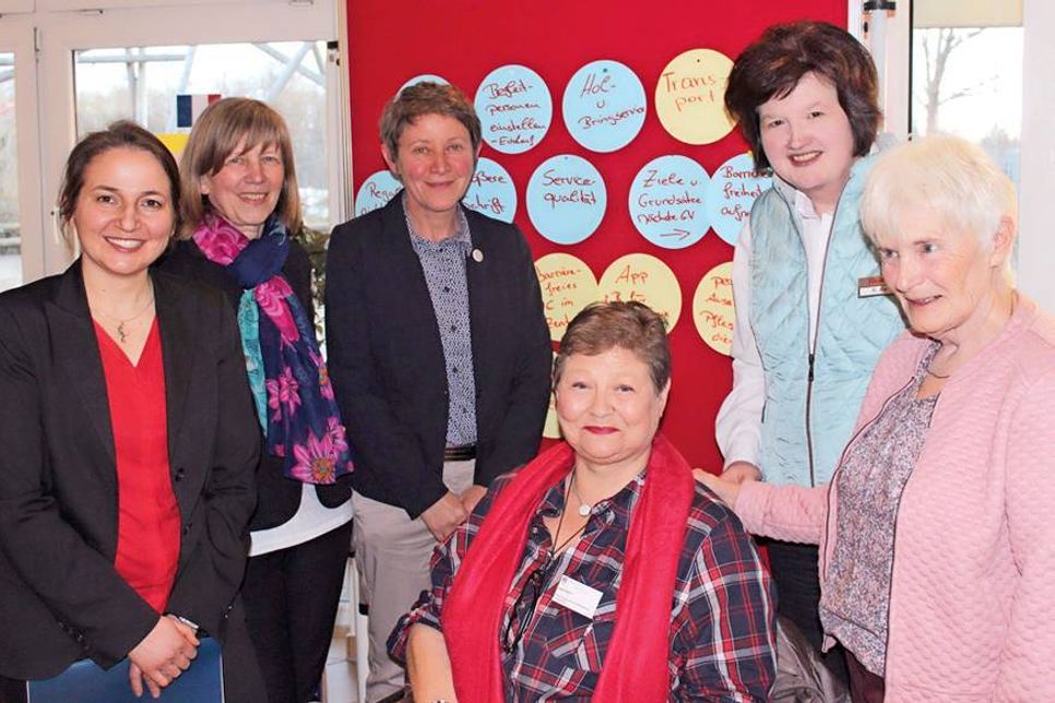 Bürgermeisterin Hatice Kara (von links), Gudrun Banaski (Fachdienst Bildung, Sport und Familienangelegenheiten), Lena Middendorf (Lebenshilfe Ostholstein), Edda Rahlf, (Vorsitzende Beirat für Menschen mit Behinderung des Kreises Ostholstein), Magret Apel (Warenhausleiterin Famila Timmendorfer Strand) und Elisabeth Lund (Beauftragte für Menschen mit Behinderung der Gemeinde Timmendorfer Strand) nach dem ersten Thementisch „Wohnen und Versorgung“. (Foto: Lebenshilfe)