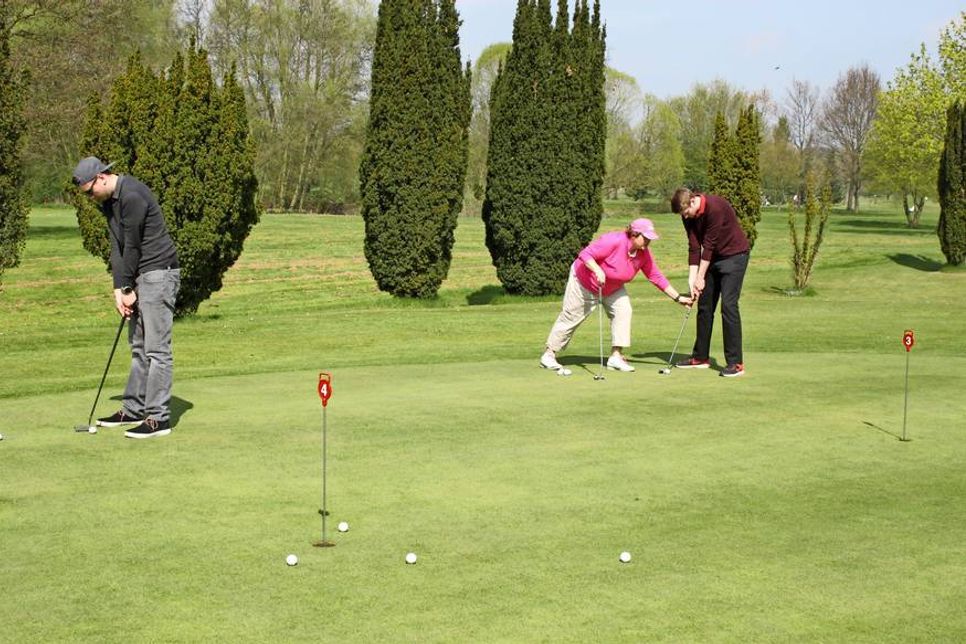 Auf dem Putting Green wurde geübt. Jugendwartin Steffi Buhtz gab wertvolle Tipps.