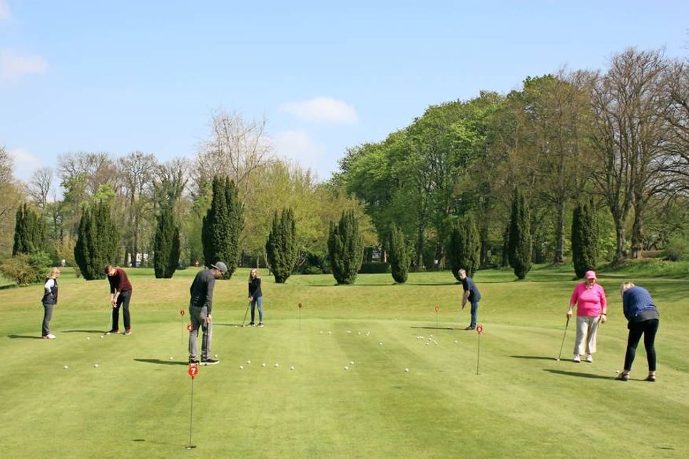 Der Golfsport besticht durch die reizvolle Landschaft und das Aufhalten im Freien.
