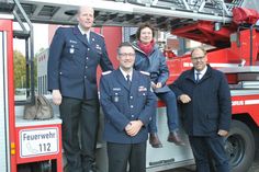 Kündigten das neue Drehleiterfahrzeug an: stellvertretender Stadtwehrführer Sebastian Papke, Stadtwehrführer Alexander Wengelewski, Beatrix Spiegel als Vorsitzende des Ausschusses für gesellschaftliche Angelegenheiten und Bürgermeister Mirko Spieckermann (v. lks.).
