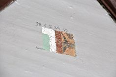 Ein mit dem Skalpell frei gelegtes Fenster zeigt die verschiedenen Farbschichten des historischen Prospektes.