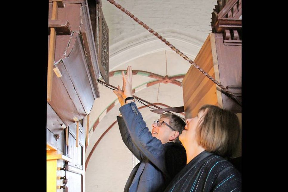 Andreas Brunion mit Bettina Hagedorn bei der Besichtigung der Orgel.