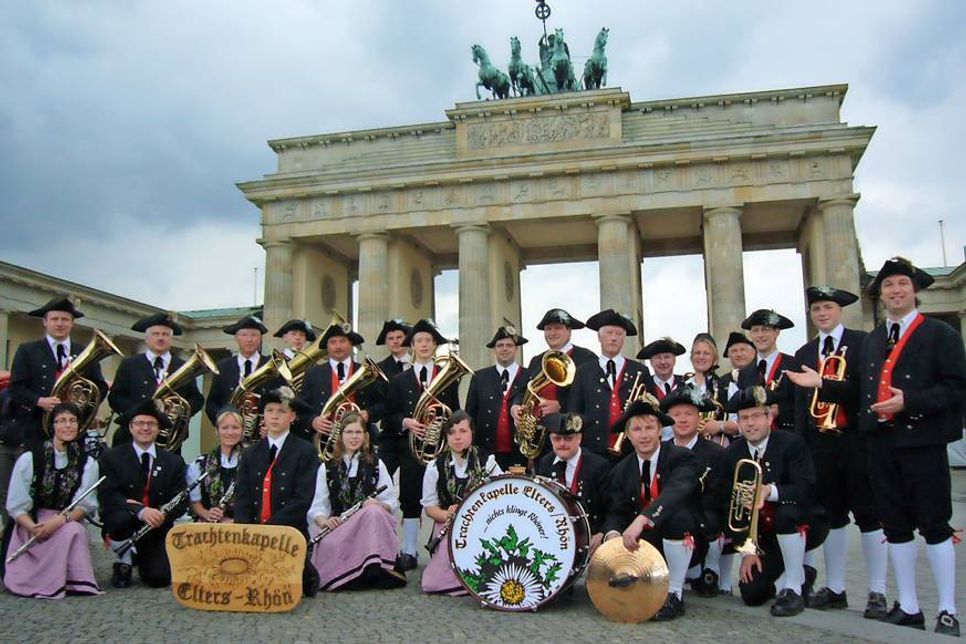 Für den „Schlitzerländer Trachten- und Volkstanzkreis“ und die „Trachtenkapelle Elters/Rhön“ werden noch dringend Unterkünfte gesucht.
