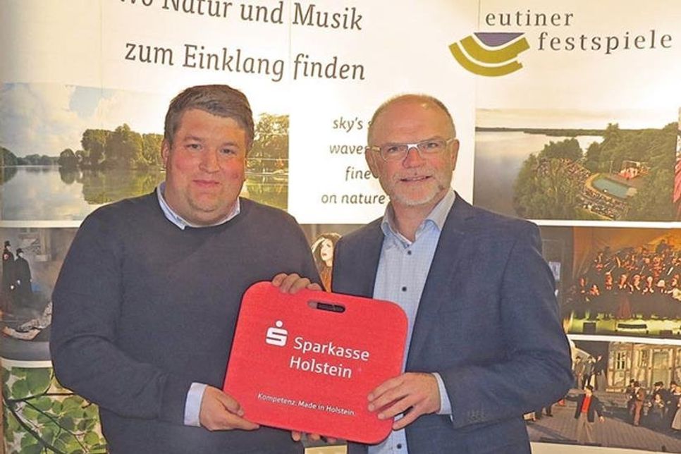 Falk Christoph Herzog (Geschäftsführer „Neue Eutiner Festspiele gGmbH“) und Joachim Wallmeroth (Vorstand Sparkasse Holstein) haben einen neuen Sponsoringvertrag besiegelt.