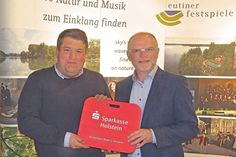 Falk Christoph Herzog (Geschäftsführer „Neue Eutiner Festspiele gGmbH“) und Joachim Wallmeroth (Vorstand Sparkasse Holstein) haben einen neuen Sponsoringvertrag besiegelt.