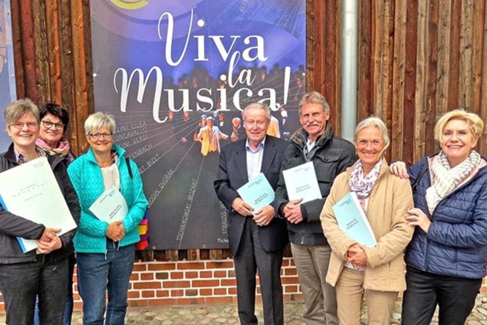 Stellvertretend für die „vereinigten“ Gala-Abend-Chöre (v.l.): Kantorin Antje Wissemann, Monika Brunn und Juliane Scheele  von der Kantorei, Karl-Winfried Bode, Dr. Erwin Groke und Kristina Struy vom Festspielchor sowie Intendantin Dominique Caron.