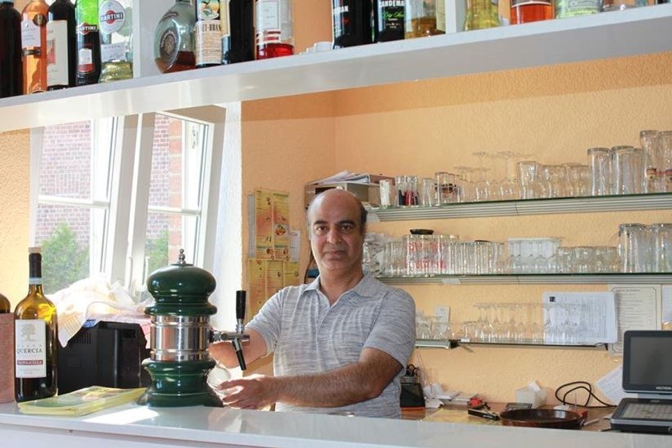 Rajesh Kohli ist der Inhaber des charmanten Restaurants mit Terrasse.