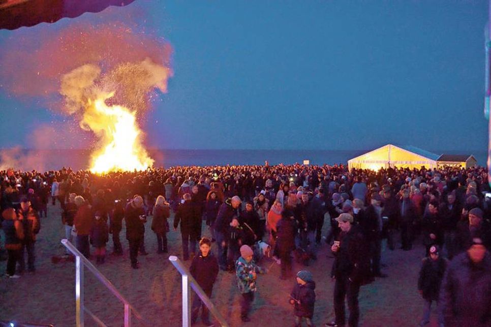 Über 4.000 Besucher besuchten am Ostersamstag das traditionelle Osterfeuer am Niendorfer Freistrand. (Foto: René Kleinschmidt)