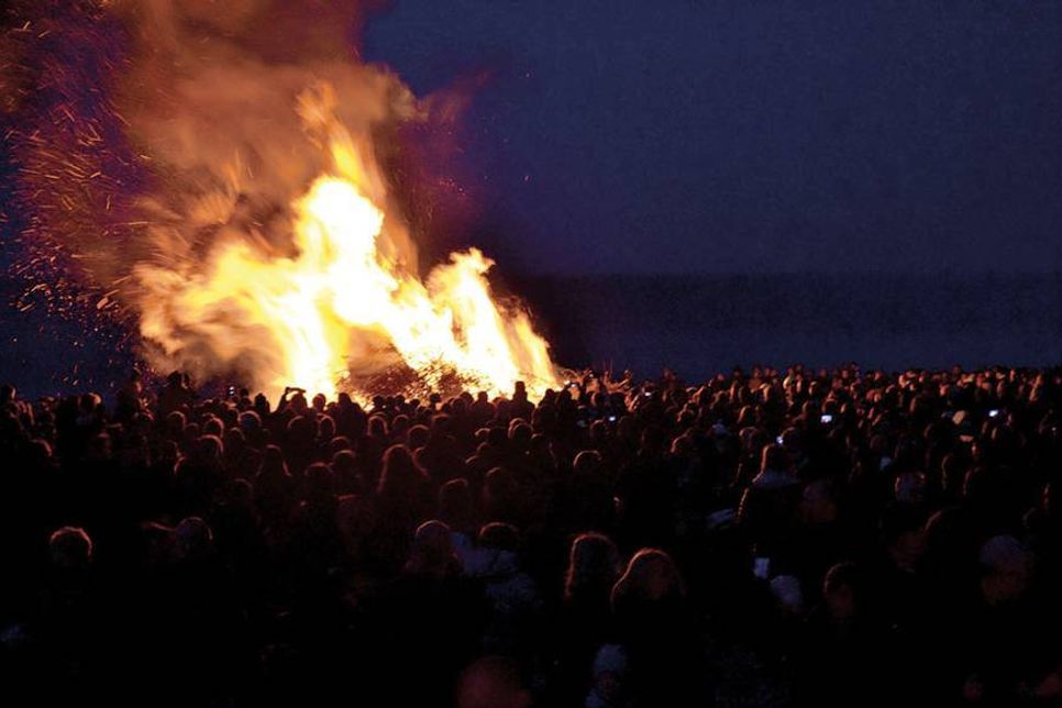 Das Osterfeuer in Niendorf am Timmendorfer Strand gehört zu den größten in der Lübecker Bucht. (Foto: René Kleinschmidt)