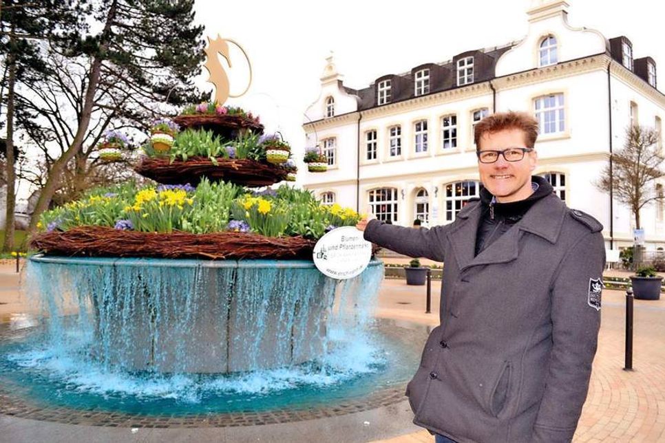 Tourismuschef Joachim Netz vor dem "Osterblumenbrunnen" auf dem Timmendorfer Platz. (Foto: René Kleinschmidt)