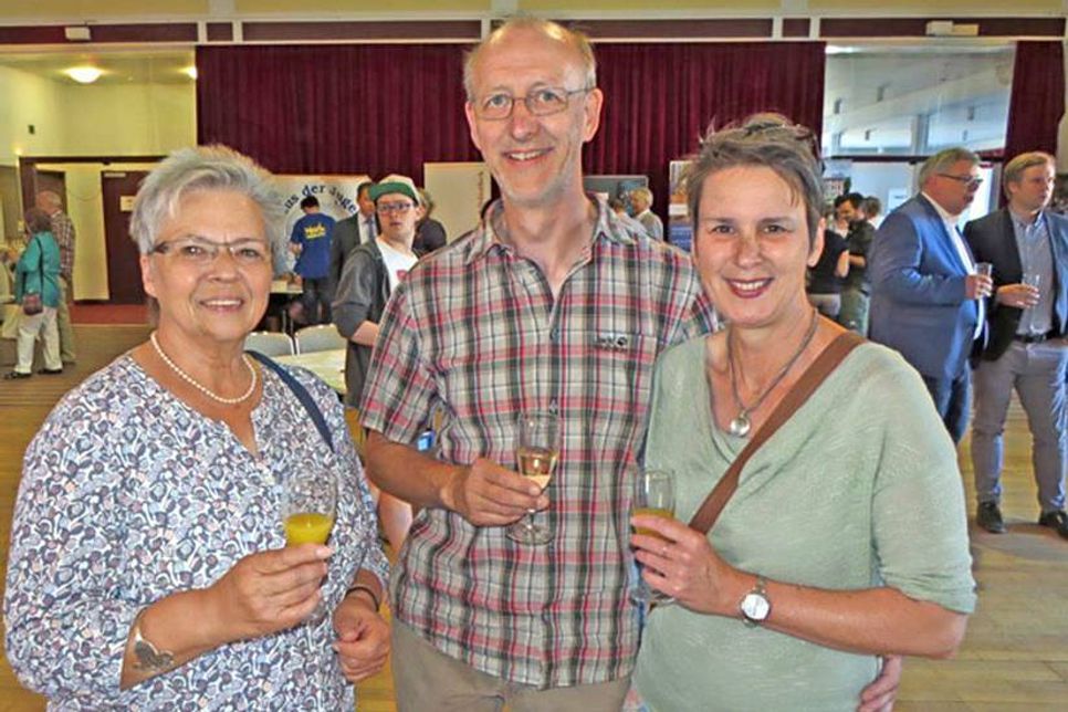 Uschi Aust (l.) zog bereits im Februar 2016 von Flintbek (südwestlich von Kiel gelegen) nach Eutin, in die Nähe der Familie ihrer Tochter. - Jens Cottmann (Ex-Dersauer) und die Ex-Hamburgerin Gunda Trumpa beendeten im August 2016 ihre „Fernbeziehung“ und bauten sich in Eutin ein gemeinsames „Nest“. Ein Neuanfang, den beide genießen und bezaubernd finden.