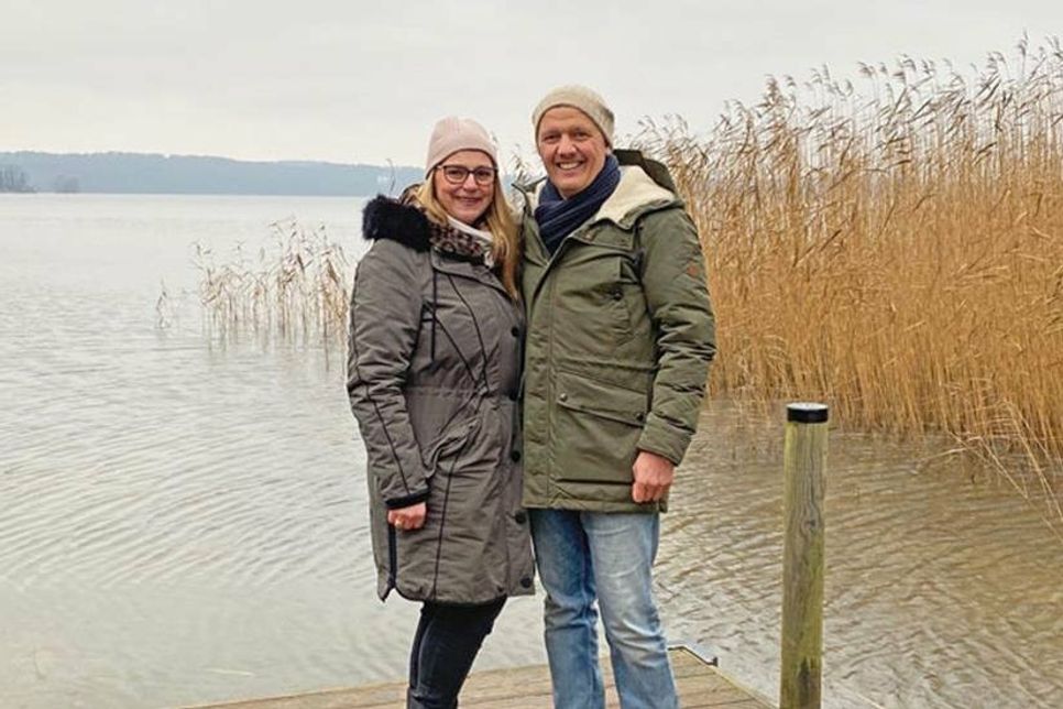 Manuela Krüger und Mario Würz auf dem Steg des Bootshauses am Kellersee. Hier entstanden einige Kapitel des Buches