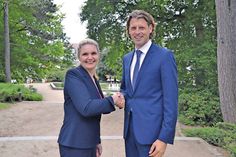 Bürgervorsteherin Anja Evers (CDU) vereidigte Robert Wagner als neuen Bürgermeister der Gemeinde Timmendorfer Strand. Seine Amtszeit beginnt am 1. Juli. (Foto: René Kleinschmidt)