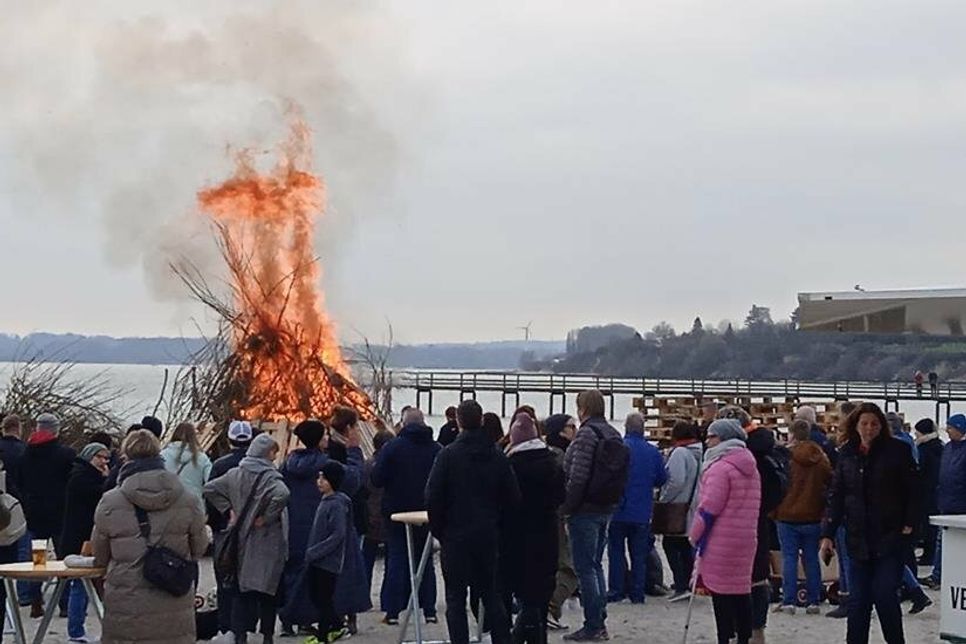 Auch beim zweiten Osterfeuer waren viele Menschen an den Strand von Pelzerhaken gekommen, um die Wintergeister zu vertreiben.