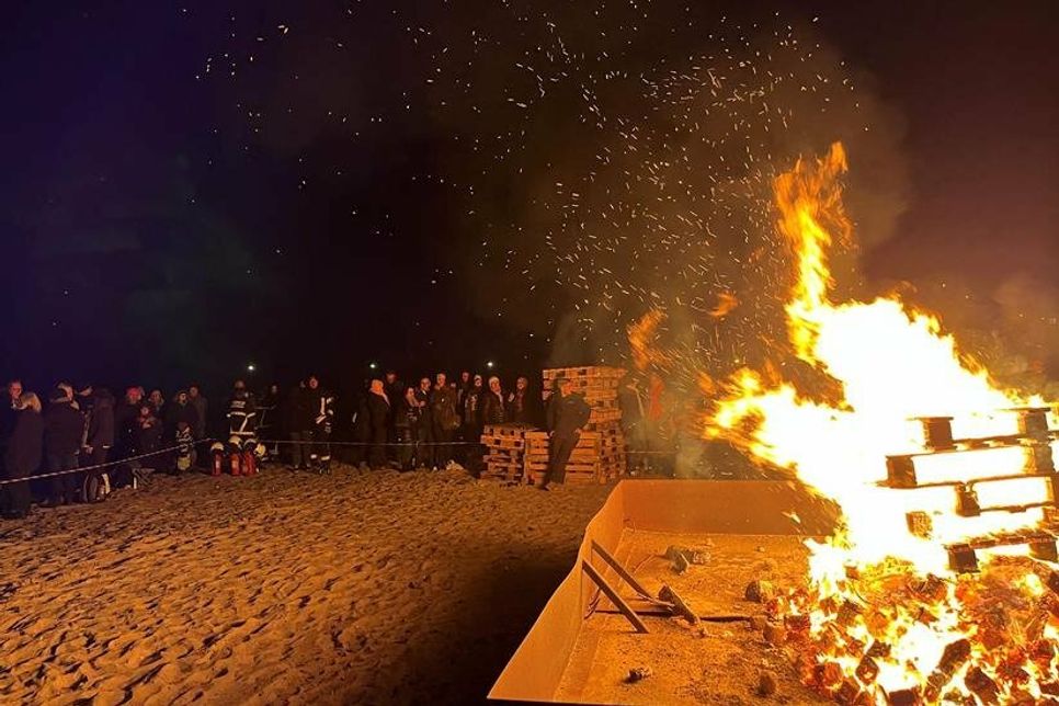 Super Stimmung beim Osterfeuer in Pelzerhaken.