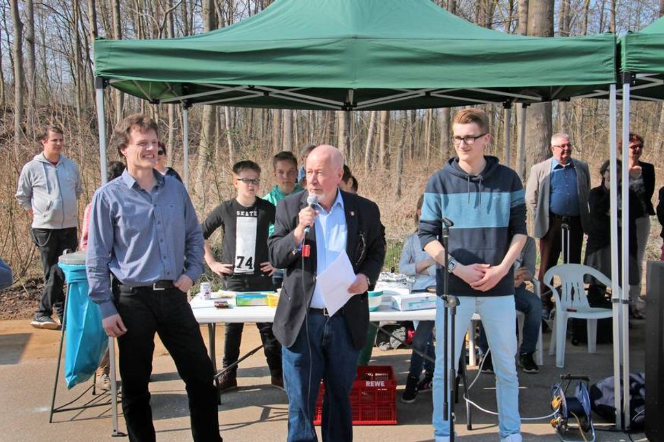 Begrüßten die Gäste: Andreas Adler von der Stadtjugendpflege, Bürgervorsteher Sönke Sela und Nikolas Radomirovic vom Kinder- und Jugendparlament (v. lks.).