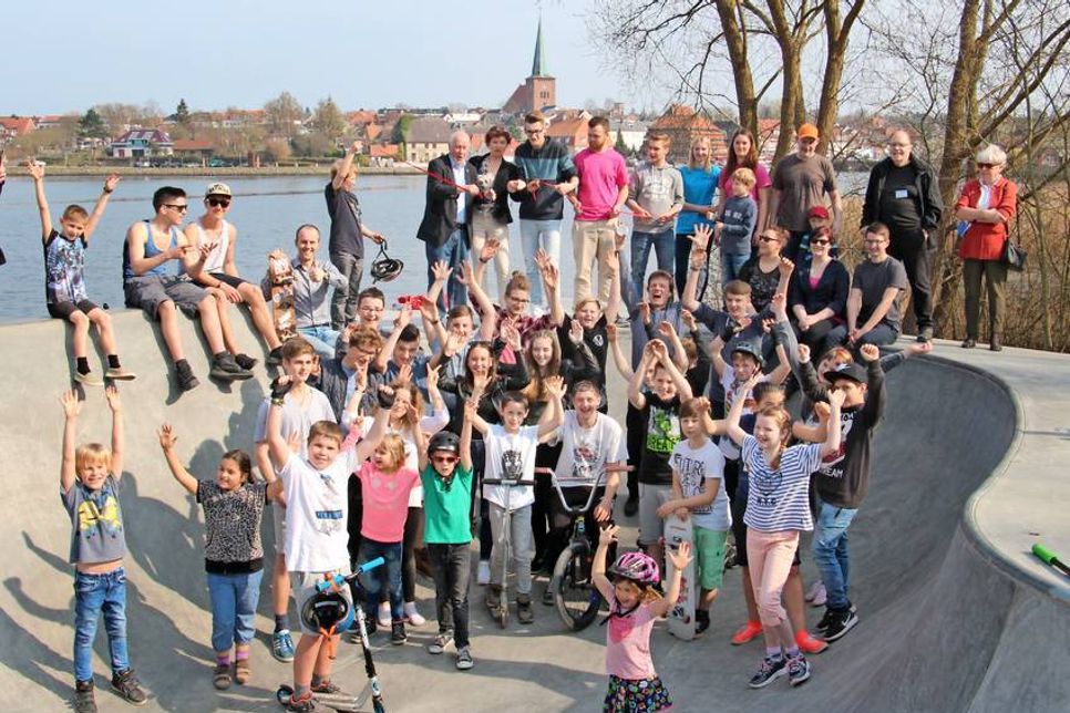 Begeisterung pur: Am „Pool“ des Skateparks wurde das Band zerschnitten.