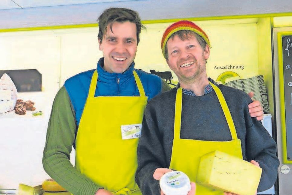 Betriebsleiter René Kohler und Marktverkäufer Tobias Schüller (re.).