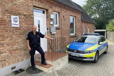 Polizeioberkommissar Andrew Rathke vor dem Dienstgebäude in Grube.