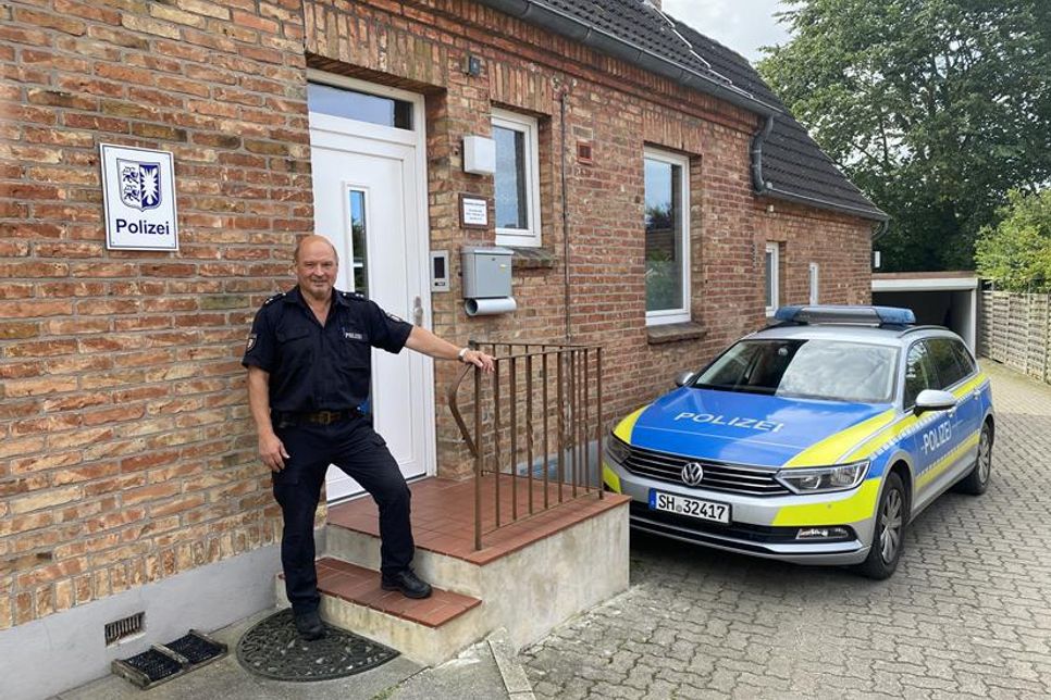 Polizeioberkommissar Andrew Rathke vor dem Dienstgebäude in Grube.