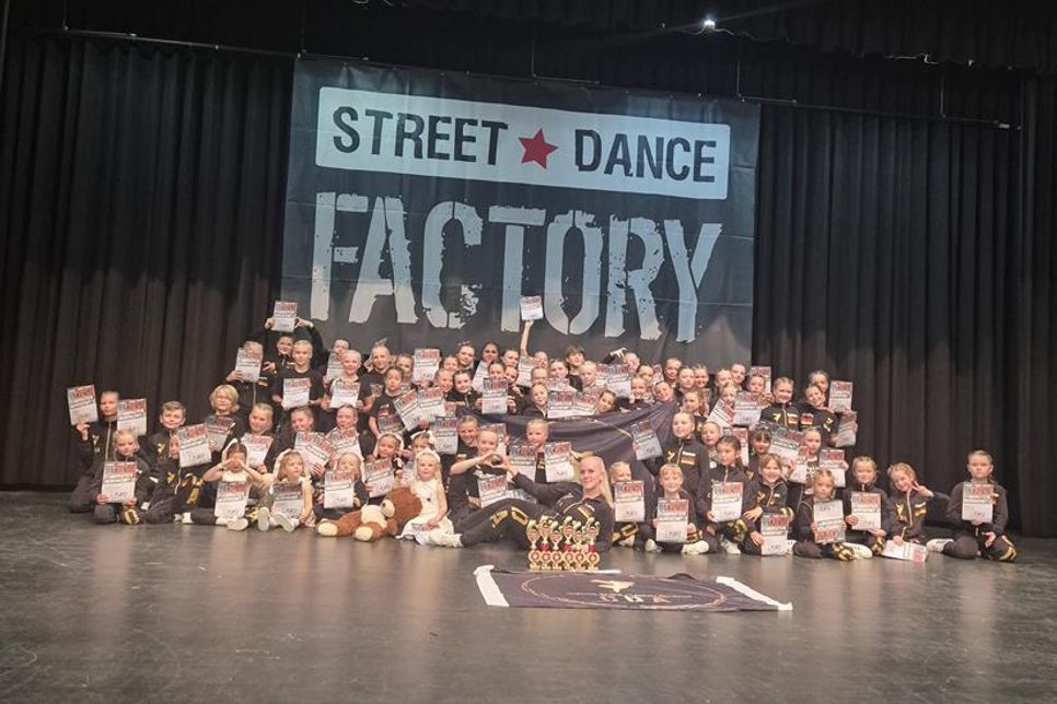 Der Jubel war groß bei den teilnehmenden Gruppen. Auf dem Bild zu sehen: Mini Sparkles Crew, Flow Dynasty, Lollipop Squad, The Universal Crew, Beat Freaks, Beat Blasters, Unbreakable Crew, District X, The Future Crew und Team Unity. (Foto: CDA)