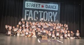 Der Jubel war groß bei den teilnehmenden Gruppen. Auf dem Bild zu sehen: Mini Sparkles Crew, Flow Dynasty, Lollipop Squad, The Universal Crew, Beat Freaks, Beat Blasters, Unbreakable Crew, District X, The Future Crew und Team Unity. (Foto: CDA)