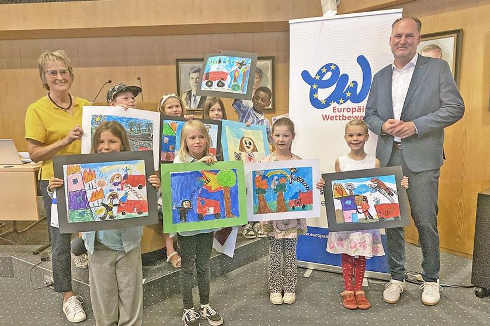 Kreispräsidentin Hildegard Mersmann und Landrat Björn Demmin mit den Gewinnerinnen und Gewinnern der Grundschule an den Salzwiesen.