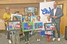 Kreispräsidentin Hildegard Mersmann und Landrat Björn Demmin mit den Gewinnerinnen und Gewinnern der Grundschule an den Salzwiesen.