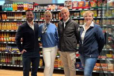 Denis und Paula Schlüter mit dem Geschäftsführer der Ancora Marina Oliver Seiter sowie Julia Hamer, Leitung Rezeption/Appartements bei der Ancora Marina. (v. lks.)