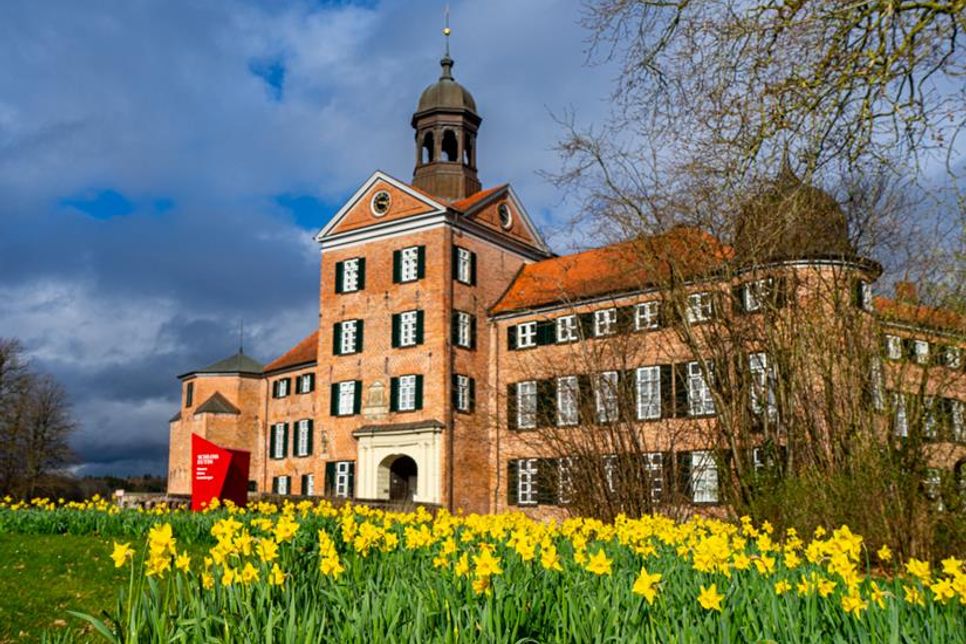 Holger Wrage schickte uns dieses Frühlingsbild vom Eutiner Schloss. Einst im Besitz der Lübecker Fürstbischöfe, später Residenz der Herzöge von Oldenburg, ist das Schloss am großen Eutiner See heute ein beliebtes Museum.