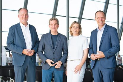 Sie stehen für regionale Vernetzung (v.l.): Björn Demmin (Landrat Kreis Plön), Ulf Kämpfer (Oberbürgermeister Landeshauptstadt Kiel), Ulrike Wielatt (Geschäftsführerin KielRegion GmbH), Jörg Sander (Landrat Kreis Rendsburg-Eckernförde) bei der Konferenz in Laboe.