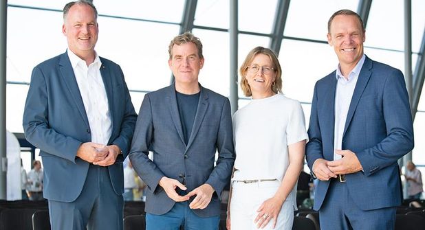 Sie stehen für regionale Vernetzung (v.l.): Björn Demmin (Landrat Kreis Plön), Ulf Kämpfer (Oberbürgermeister Landeshauptstadt Kiel), Ulrike Wielatt (Geschäftsführerin KielRegion GmbH), Jörg Sander (Landrat Kreis Rendsburg-Eckernförde) bei der Konferenz in Laboe.