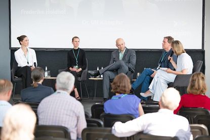 Podiumsdiskussion mit (v.l.) Janina Lin Otto (Stiftungsvorständin und Unternehmerin), Frederike Holdhof (Geschäftsführerin edur), Mark Siever (Director Strategic Affairs and Business Development German Naval Yards), Ulf Kämpfer (Oberbürgermeister Landeshauptstadt Kiel), Ulrike Wielatt (Geschäftsführerin der KielRegion GmbH)
