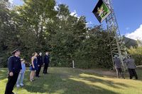 Gespannt wurde das Richten des hölzernen Vogels verfolgt.