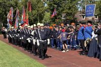 Mit ihren Fahnen zogen die Abordnungen nach dem Vogelrichten in die Gildehalle ein.