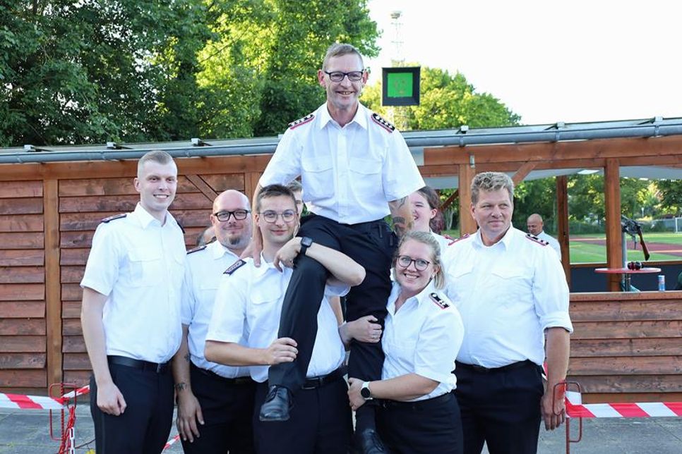 Große Freude bei der Grömitzer Feuerwehr: Nach dem finalen Schuss auf „Alex I“ feiern die Kameradinnen und Kameraden ihren neuen König Frank Pätzold.