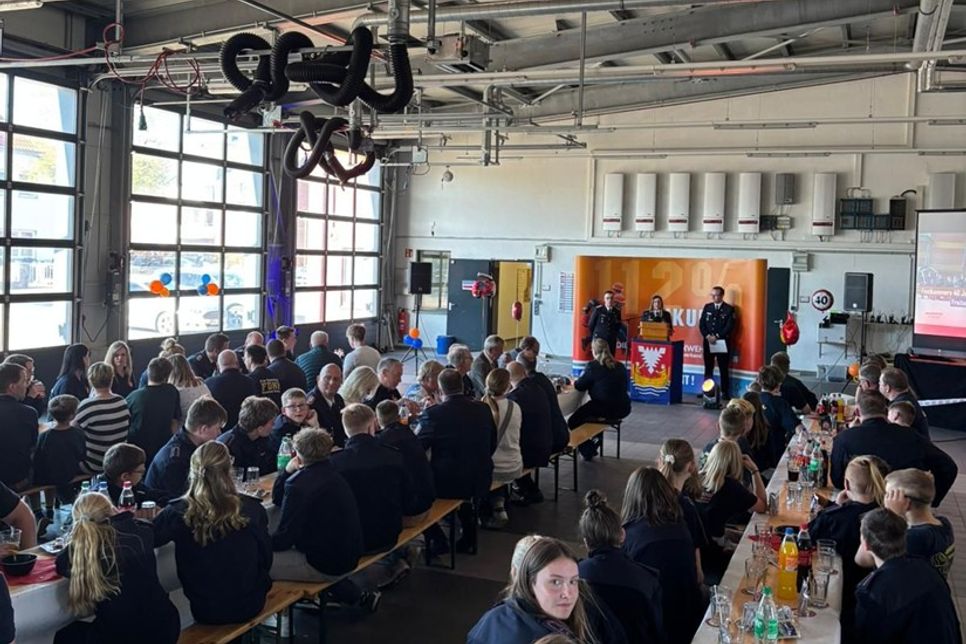 Vertreter beider Jugendfeuerwehren erinnerten beim Festkommers an 40 Jahre Partnerschaft.