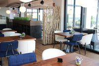 Blau, Weiß und helle Holzelemente schaffen ein entspanntes Ambiente.