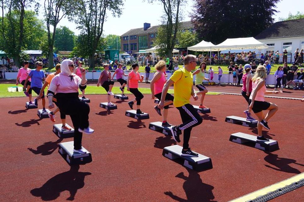 Step Aerobic punktete mit viel Dynamik.
