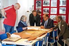 Die Beteiligten bei der Sichtung des „Schatzes“: Thomas und Ulrike Winter übergaben etliche historische Dokumente, Bilder, Briefe und Gemälde an das Museum der Stadt, worüber sich Museumsleiter Frank Wilschewski, Bürgermeister Mirko Spieckermann und Rudolf Böckenhauer vom Förderverein (v. lks.) sehr freuten.