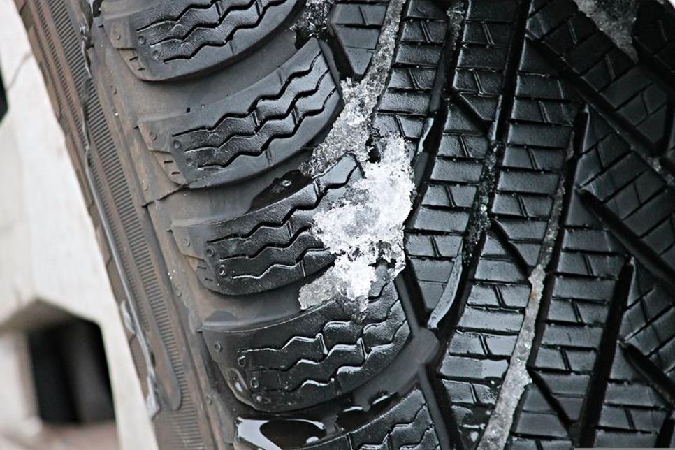 Bei „Glatteis, Schneeglätte, Schneematsch, Eis- oder Reifglätte“ sind in Deutschland laut der Straßenverkehrs-Ordnung Winterreifen Pflicht. (Foto: Pixabay/manfredrichter)